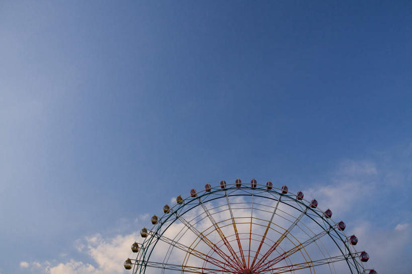无人,游乐园,横图,室外,特写,白天,仰视,旅游,度假,美景,游乐场,日本,亚洲,景观,云,云朵,摩天轮,云彩,娱乐,一个,红色,蓝色,绿色,白色,白云,蓝天,天空,自然,天,享受,休闲,景色,放松,晴朗,单个,自然风光,东亚,本州,费里斯大转轮,茨城,茨城县,关东地方,本州岛,日本国,乐园,晴空,彩图,低角度拍摄