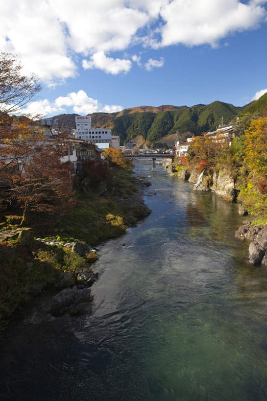 无人,家,竖图,俯视,室外,白天,旅游,度假,河流,美景,水,城市风光,城市,建筑,日本,亚洲,阴影,波纹,光线,木板,影子,房屋,屋子,河水,景观,水流,云,云朵,公寓,建筑群,桥,木桥,涟漪,云彩,娱乐,堤坝,建设,洋房,楼房,住宅,栈桥,蓝色,白云,蓝天,水纹,天空,阳光,波浪,天,享受,休闲,景色,放松,流动,晴朗,人行桥,木板桥,流淌,东亚,本州,本州岛,日本国,中部地方,水晕,岐阜,岐阜县,晴空,彩图,高角度拍摄,房子