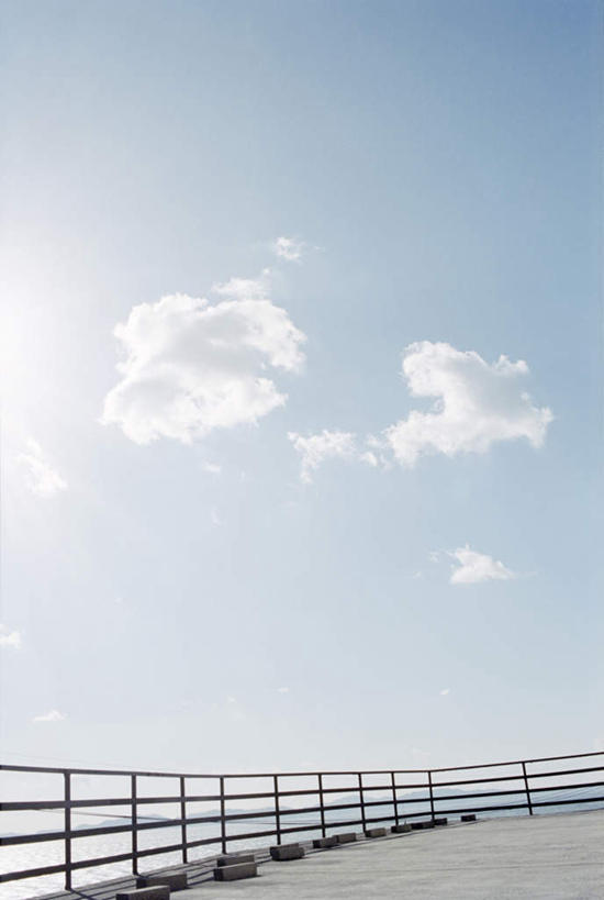无人,栏杆,竖图,室外,白天,仰视,旅游,度假,美景,爱知县,日本,亚洲,阴影,光线,影子,栅栏,景观,篱笆,云,云朵,围栏,云彩,娱乐,护栏,蓝色,白云,蓝天,天空,阳光,自然,天,享受,休闲,景色,放松,晴朗,自然风光,东亚,本州,本州岛,日本国,中部地方,爱知,晴空,彩图,低角度拍摄