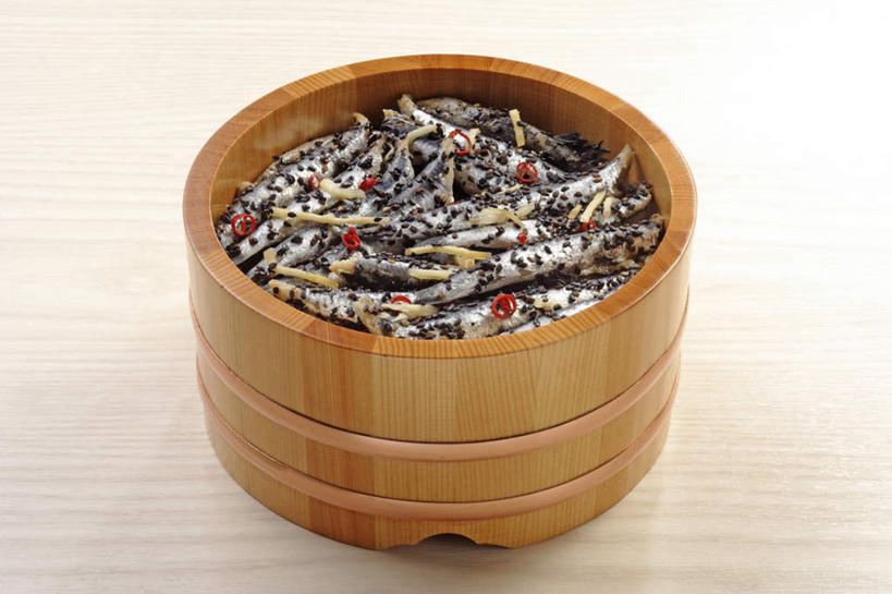 无人,横图,俯视,室内,特写,白天,烹饪,餐桌,萝卜,胡萝卜,餐具,许多,切片,阴影,反射,影子,木碗,芝麻,日本料理,料理,食品,菜肴,美食,食物,日式料理,日式,佳肴,餐台,鲱鱼,脂麻,胡麻,白麻,巨胜子,油麻,豆渣,进餐用具,烹调用具,红萝卜,甘荀,彩图,高角度拍摄