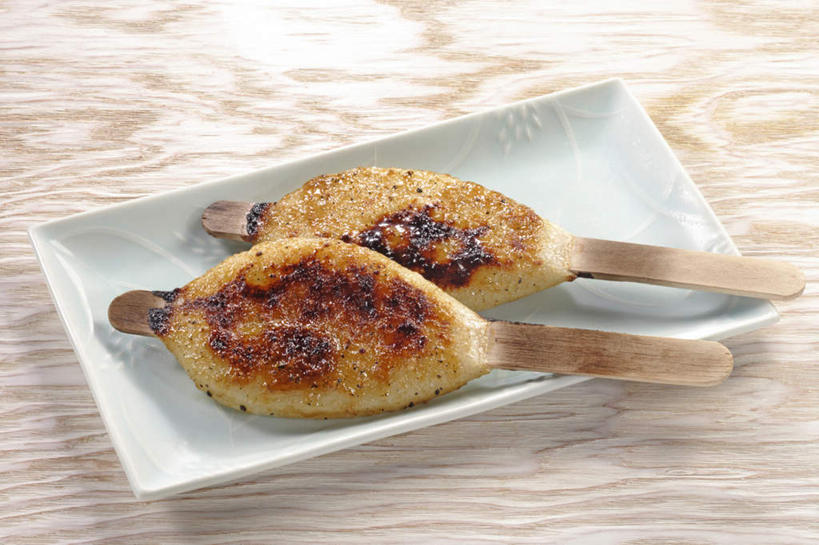 无人,横图,俯视,室内,特写,白天,烹饪,烧烤,餐桌,桌子,餐具,两根,阴影,节日,反射,碟子,木棒,盘,影子,酱汁,料理,食品,年糕,烤肉,文化,菜肴,美食,食物,白色,盘子,碟,祈祷,日式,许愿,佳肴,餐台,纪念,祈求,祭祀,镜饼,平安,进餐用具,彩图,高角度拍摄,传统文化