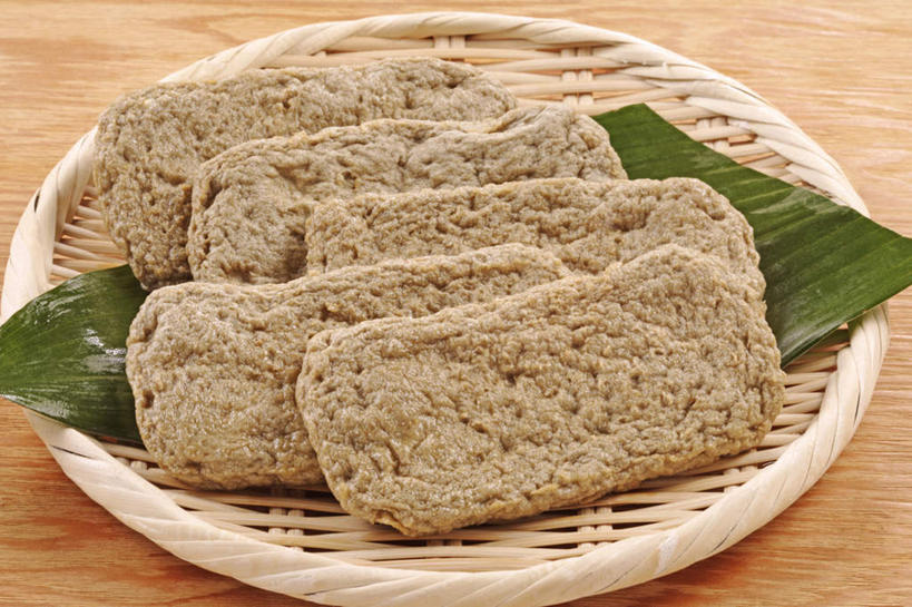 海鲜,无人,交叉,横图,俯视,室内,特写,白天,烹饪,餐桌,桌子,竹子,一片,阴影,竹制,编织,反射,鱼,篮子,影子,粽叶,日本料理,料理,食品,水产,菜肴,美食,鱼类,海洋生物,食物,竹篮,日式料理,日式,佳肴,餐台,竹条,交织,竹制品,水生动物,海产品,水生物,海底动物,鱼饼,五块,穿插,彩图,高角度拍摄