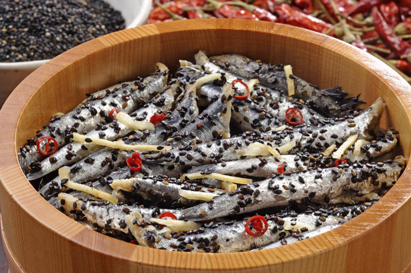 无人,横图,俯视,室内,特写,白天,烹饪,餐桌,辣椒,许多,阴影,反射,影子,陶瓷,木碗,芝麻,料理,食品,陶瓷制品,菜肴,美食,食物,白色,日式,佳肴,餐台,鲱鱼,辣角,红海椒,大椒,辣虎,广椒,脂麻,胡麻,白麻,巨胜子,油麻,豆渣,辣子,红辣椒,海椒,番椒,彩图,高角度拍摄