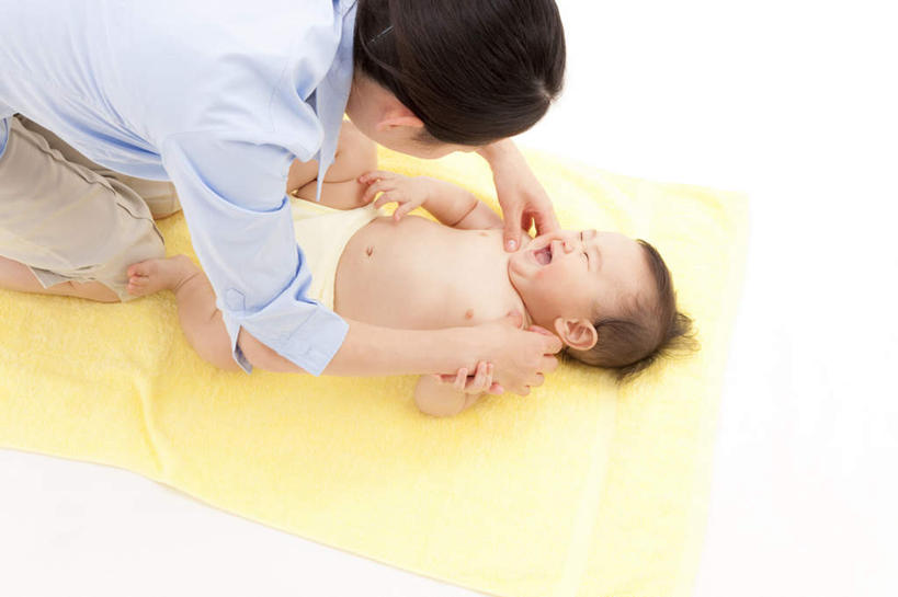 东方人,婴儿,儿童,嘴,手,两个人,家庭,母亲,躺,跪,笑,摸,微笑,横图,俯视,室内,白天,白色背景,纯洁,纺织品,亚洲,抚摸,服装,装饰,哺乳,毛毯,毯子,注视,休闲装,黄种人,尿布,纸尿裤,尿不湿,纺织,小孩,衣服,黄色,垫子,观察,看,张嘴,休闲,温暖,温馨,一家人,手部,休闲服,可爱,母爱,童年,童趣,搭,摄影,服饰,活泼,影棚,观看,喝奶,喂奶,华丽,修饰,点缀,和睦,察看,纸尿布,搭着,关注,宝宝,童真,纯真,烂漫,无邪,纸尿片,衬托,美观,雅致,雅观,母婴,卧着,伶俐,天真,年轻女性,女人,女性,亚洲人,孩子,年轻人,口,口腔,嘴巴,嘴唇,张开嘴,触摸,跪着,接触,躺着,卧,半身,彩图,高角度拍摄,影棚拍摄,拍摄,融洽