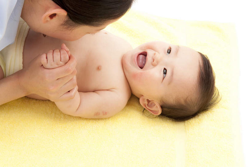 东方人,婴儿,儿童,嘴,手,两个人,家庭,母亲,躺,跪,笑,摸,微笑,横图,俯视,室内,白天,纯洁,纺织品,亚洲,抚摸,握,服装,装饰,哺乳,毛毯,毯子,注视,休闲装,黄种人,尿布,纸尿裤,尿不湿,纺织,小孩,衣服,黄色,垫子,观察,看,张嘴,休闲,温暖,温馨,一家人,手部,休闲服,可爱,母爱,童年,童趣,搭,握着,摄影,服饰,活泼,影棚,观看,喝奶,喂奶,华丽,修饰,点缀,和睦,察看,纸尿布,搭着,关注,宝宝,童真,纯真,烂漫,无邪,纸尿片,衬托,美观,雅致,雅观,母婴,卧着,伶俐,天真,年轻女性,女人,女性,亚洲人,孩子,年轻人,口,口腔,嘴巴,嘴唇,张开嘴,触摸,跪着,接触,躺着,卧,半身,彩图,高角度拍摄,影棚拍摄,拍摄,融洽