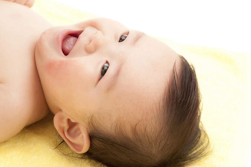 东方人,婴儿,儿童,嘴,一个人,躺,笑,微笑,横图,俯视,室内,白天,纯洁,纺织品,亚洲,仅一个人,装饰,哺乳,毛毯,毯子,注视,黄种人,纺织,小孩,黄色,垫子,观察,看,张嘴,温暖,可爱,摄影,活泼,影棚,观看,喝奶,喂奶,华丽,修饰,点缀,察看,关注,宝宝,纯真,烂漫,无邪,衬托,美观,雅致,雅观,卧着,伶俐,天真,亚洲人,孩子,口,口腔,嘴巴,嘴唇,张开嘴,躺着,卧,半身,彩图,高角度拍摄,影棚拍摄,拍摄