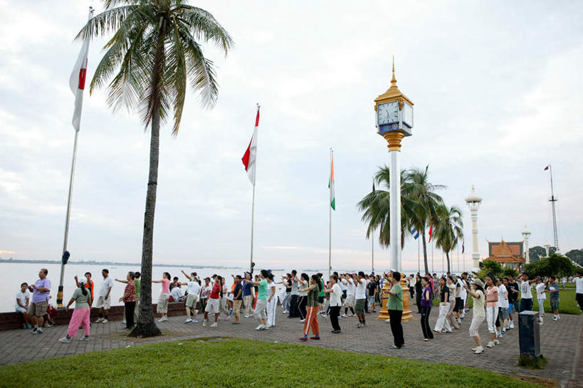 东方人,横图,室外,白天,正面,锻炼,运动,草地,草坪,岛屿,海浪,海洋,植物,道路,路,路灯,棕榈树,旗帜,照明,柬埔寨,亚洲,三棵,一排,一座,许多,阴影,整齐,时间,光线,时钟,影子,亭子,浪花,云,云朵,小路,灯光,交通,首都,许多人,计时,云彩,黄种人,灯,草,树,树木,排列,蓝色,绿色,白云,蓝天,天空,阳光,自然,海水,钟表,天,一群人,表,东南亚,生长,晴朗,成长,照亮,三盏,照明设备,队列,健身操,海景,柬埔寨王国,塔钟,金边市,体育,男人,男性,女人,女性,中年男性,中年女性,亚洲人,钟,大海,风浪,海,海水的波动,近岸浪,列岛,群岛,涌浪,诸岛,晴空,彩图,全身,健身,健美操,金边