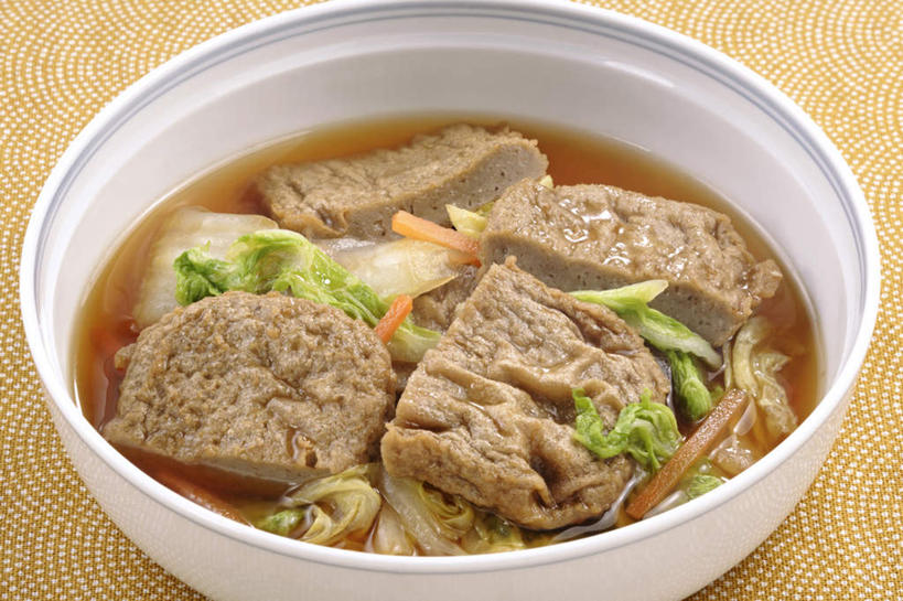 海鲜,面食,面条,无人,横图,俯视,室内,特写,白天,烹饪,餐桌,桌子,许多,阴影,反射,鱼,布料,纹理,影子,陶瓷,面,汤,日本料理,料理,食品,陶瓷制品,布纹,水产,菜肴,美食,鱼类,海洋生物,桌布,食物,一个,黄色,餐巾,容器,台布,碗,日式料理,日式,乌冬面,佳肴,单个,餐台,储藏,配菜,储存,水生动物,海产品,水生物,海底动物,肌理,鱼饼,乌龙面,彩图,高角度拍摄,贮存