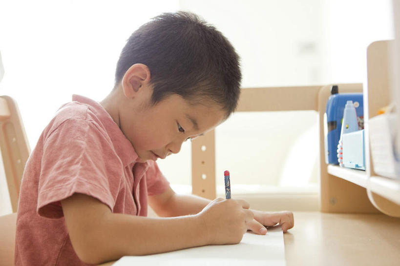 东方人,儿童,脸,头,脸颊,手,一个人,横图,室内,白天,侧面,纯洁,床,书架,卧室,桌子,椅子,亚洲,仅一个男性,仅一个人,握,写字,服装,笔,纸,木椅,墙,办公用品,拿,拿着,注视,休闲装,黄种人,书桌,墙壁,墙面,文具,一个,小孩,衣服,红色,白色,课桌,学习用品,观察,看,仅一个小孩,休闲,家庭作业,手部,休闲服,可爱,童年,童趣,握着,服饰,单人床,单个,观看,文具用品,察看,按住,卷笔刀,关注,削笔刀,童真,烂漫,无邪,削笔机,天真,男孩,男人,男性,亚洲人,孩子,头部,脸部,脸蛋,面部,半身,彩图,睡房,卧房,男生