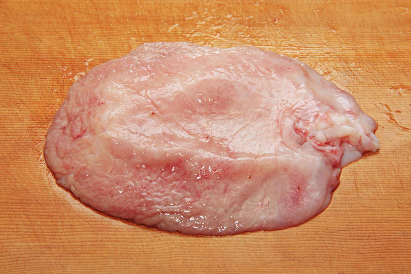 海鲜,腹部,胃,无人,横图,俯视,室内,特写,白天,水,餐桌,桌子,一块,阴影,反射,鱼,液体,影子,水滴,水产,鱼类,海洋生物,餐台,水生动物,海产品,水生物,海底动物,安康鱼,蛤蟆鱼,老头鱼,结巴鱼,丑婆,鮟鱇,鮟鱇鱼,哈蟆鱼,海哈蟆,琵琶鱼,胃部,彩图,高角度拍摄