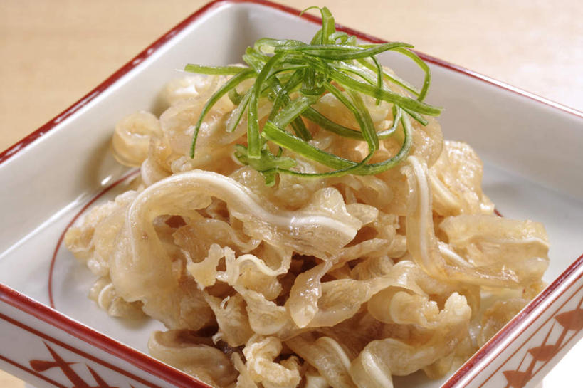 无人,横图,俯视,室内,特写,白天,烹饪,餐桌,桌子,餐具,阴影,装饰,反射,碟子,盘,影子,陶瓷,肉,日本料理,料理,食品,陶瓷制品,花边,猪肉,菜肴,美食,肉类,食物,红色,白色,盘子,碟,日式料理,日式,佳肴,餐台,华丽,修饰,点缀,肉食,豚肉,衬托,美观,雅致,雅观,抽纱,猪耳,彩图,高角度拍摄