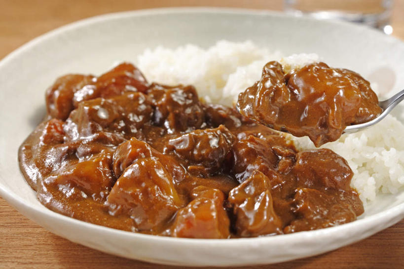 米饭,咖哩,无人,横图,俯视,室内,特写,白天,烹饪,餐桌,桌子,杯子,餐具,阴影,反射,碟子,盘,影子,勺子,陶瓷,调料,日本料理,料理,食品,银色,陶瓷制品,饭,调味品,调味料,咖喱,菜肴,美食,食物,盘子,水杯,调羹,碟,汤匙,日式料理,日式,佳肴,餐台,五谷,咖喱饭,茶杯,彩图,高角度拍摄