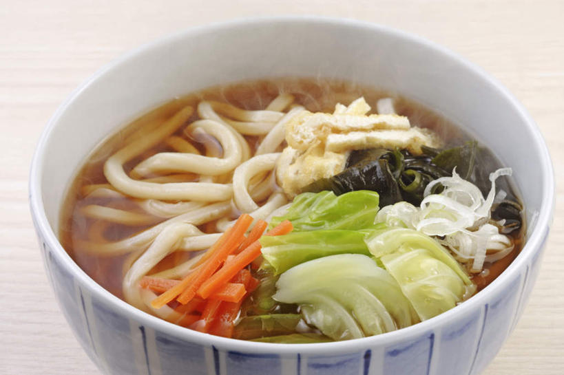 面食,面条,无人,横图,俯视,室内,特写,白天,烹饪,雾,餐桌,桌子,阴影,沸腾,装饰,反射,蒸汽,影子,陶瓷,面,汤,日本料理,料理,食品,陶瓷制品,水蒸气,菜肴,美食,食物,容器,碗,日式料理,日式,乌冬面,佳肴,餐台,储藏,华丽,修饰,点缀,配菜,储存,蒸发,衬托,美观,雅致,雅观,乌龙面,彩图,高角度拍摄,贮存