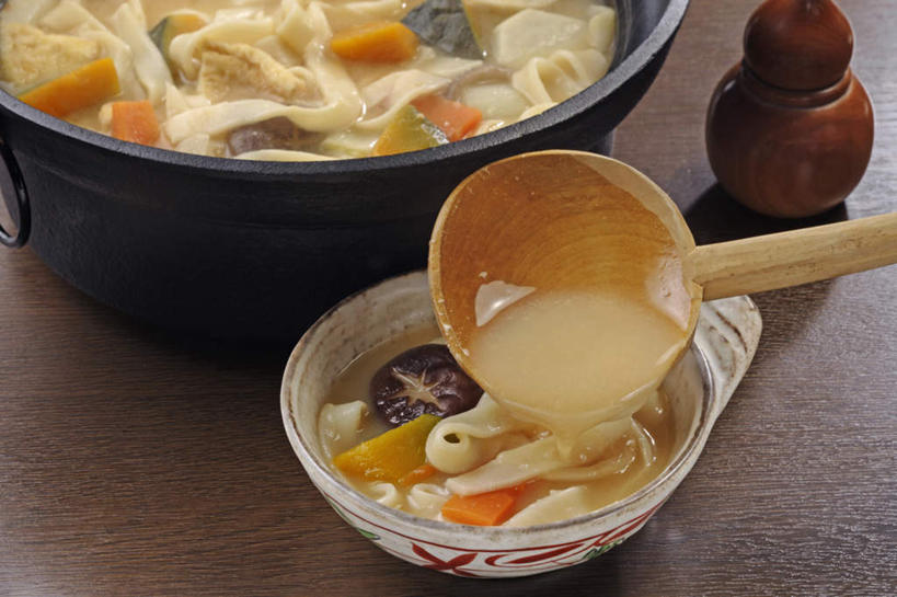 面食,面条,无人,横图,俯视,室内,特写,白天,烹饪,餐桌,桌子,萝卜,胡萝卜,蔬菜,许多,阴影,新鲜,反射,锅子,木头,影子,勺子,陶瓷,面,汤,日本料理,料理,食品,深褐色,陶瓷制品,调味瓶,菜肴,美食,食物,一个,白色,黑色,容器,调羹,汤匙,碗,日式料理,日式,乌冬面,佳肴,有机食品,绿色食品,单个,餐台,储藏,配菜,储存,乌龙面,红萝卜,甘荀,彩图,高角度拍摄,贮存