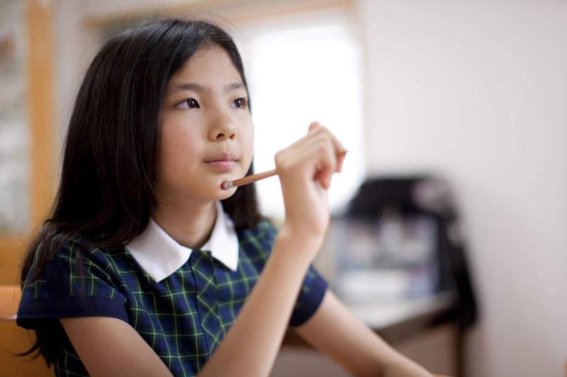 东方人,儿童,一个人,举,横图,室内,白天,正面,纯洁,窗户,卧室,桌子,橱窗,亚洲,仅一个女性,仅一个人,撑,握,服装,包,笔,格子,书包,纹理,墙,办公用品,拿,拿着,注视,休闲装,黄种人,领子,书桌,玻璃窗,墙壁,墙面,文具,小孩,衣服,蓝色,绿色,白色,黑色,背包,课桌,铅笔,学习用品,观察,看,托,仅一个小孩,休闲,休闲服,书橱,可爱,童年,童趣,握着,服饰,观看,文具用品,察看,撑着,关注,童真,烂漫,无邪,玻璃橱窗,肌理,天真,女孩,女人,女性,亚洲人,孩子,举起,举手,举着,向上举,向上伸,向上托,半身,彩图,睡房,卧房,双肩包,女生