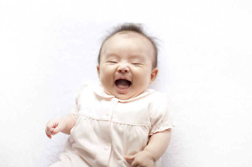 东方人,婴儿,儿童,手,一个人,闭眼,笑,微笑,横图,俯视,室内,白天,白色背景,婴儿服装,兴奋,纯洁,亚洲,仅一个人,抬,黄种人,小孩,白色,张嘴,手部,可爱,放,摄影,活泼,影棚,抬起,宝宝,张大嘴巴,纯真,烂漫,无邪,伶俐,天真,亚洲人,孩子,张开嘴,闭眼睛,闭着眼,闭着眼睛,半身,彩图,高角度拍摄,影棚拍摄,婴儿服,高兴,拍摄,襁褓