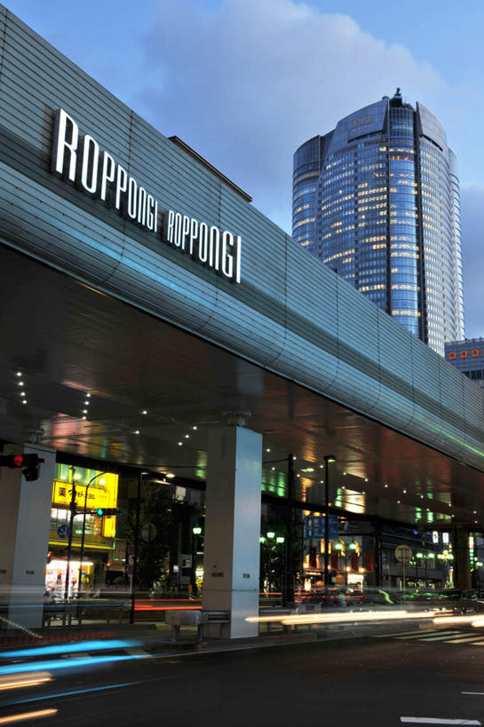 无人,高楼大厦,商店,竖图,室外,白天,仰视,购物,度假,安全,办公楼,消费,美景,日落,城市风光,超市,城市,大厦,道路,建筑,路,摩天大楼,人行横道,写字楼,公路,东京,日本,亚洲,阴影,光线,影子,景观,晚霞,霞光,云,云朵,红绿灯,人行道,信号灯,交通,云彩,娱乐,蓝色,白云,蓝天,天空,阳光,黄昏,楼宇,天,享受,休闲,商务楼,景色,彩霞,放松,警示,金融,百货,晴朗,服装店,提示,人行横道线,流通,选购,贸易,百货公司,东亚,服饰店,交通信号灯,本州,行人信号灯,关东地方,本州岛,日本国,东京都,血拼,县厅,两盏,港区,东京市,晴空,夕阳,斑马线,马路,彩图,低角度拍摄,大楼,高层建筑,高楼,购物商场,购物中心,摩天楼,商业中心