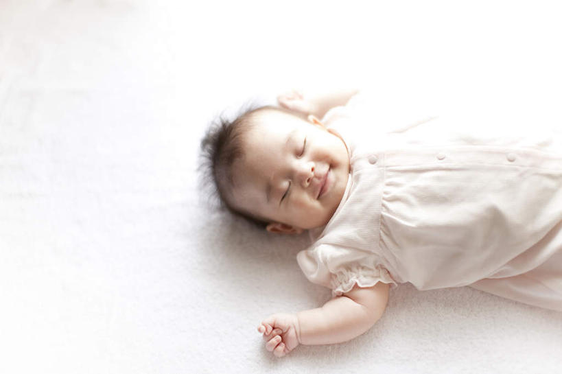 东方人,婴儿,儿童,手,躺,举,闭眼,笑,睡,微笑,横图,俯视,室内,白天,白色背景,婴儿服装,纯洁,双手,黄种人,小孩,白色,托,手部,可爱,摄影,活泼,影棚,宝宝,纯真,烂漫,无邪,卧着,伶俐,天真,孩子,闭眼睛,闭着眼,闭着眼睛,举起,举手,举着,困,困觉,寝息,睡觉,躺着,卧,向上举,向上伸,向上托,半身,彩图,高角度拍摄,影棚拍摄,婴儿服,拍摄,襁褓