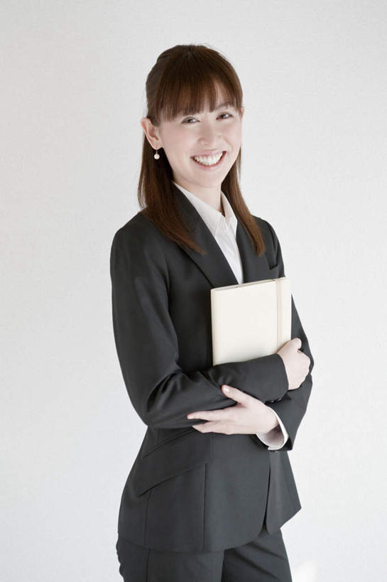 东方人,一个人,商务人士,商务女性,站,捧,笑,双手交叉,微笑,露齿笑,竖图,室内,白天,白色背景,正面,书籍,亚洲,仅一个年轻女性,仅一个女性,仅一个人,握,套装,拿,拿着,注视,黄种人,一个,耳环,首饰,观察,看,站着,握着,摄影,影棚,单个,观看,察看,双手抱胸,关注,商务装,工薪阶层,金饰,年轻女性,女人,女性,亚洲人,白领,上班族,书,图书,端,端着,捧着,手捧,站立,半身,彩图,影棚拍摄,拍摄