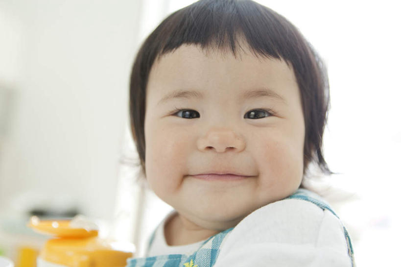 东方人,婴儿,儿童,笑,微笑,横图,室内,特写,白天,正面,婴儿服装,纯洁,亚洲,阴影,朦胧,模糊,反射,格子,纹理,影子,墙,注视,黄种人,墙壁,墙面,小孩,绿色,观察,看,可爱,活泼,观看,察看,关注,宝宝,纯真,烂漫,无邪,肌理,伶俐,天真,亚洲人,孩子,半身,彩图,婴儿服,襁褓