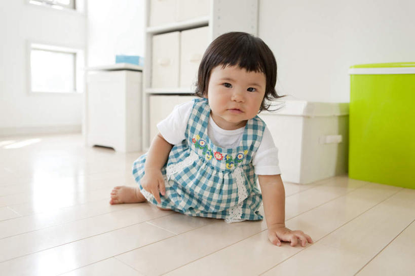 东方人,儿童,腿部,脚,脚趾,脚趾甲,腿,一个人,横图,室内,白天,正面,纯洁,窗户,地板,亚洲,仅一个女性,仅一个人,阴影,服装,朦胧,模糊,光线,影子,墙,地面,注视,休闲装,黄种人,光脚,木地板,玻璃窗,墙壁,墙面,小孩,衣服,绿色,衣柜,观察,看,趴着,仅一个小孩,休闲,赤脚,休闲服,可爱,童年,童趣,服饰,观看,察看,关注,童真,烂漫,无邪,储物箱,天真,女孩,女人,女性,亚洲人,孩子,脚指甲,趴,彩图,全身,女生