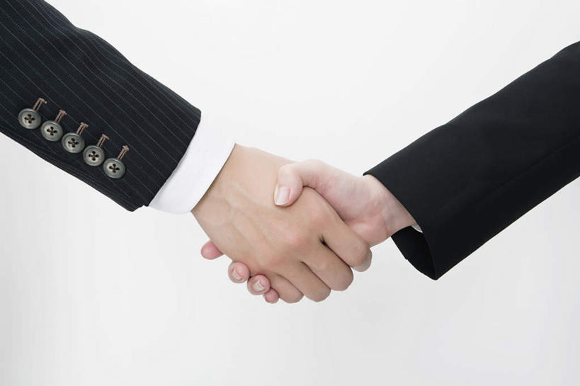 东方人,两个人,伙伴,同事,朋友,商务人士,商务男性,站,握手,横图,室内,白天,白色背景,侧面,衬衫,友谊,成功,合作,团队,集体,信心,亚洲,套装,注视,黄种人,扣子,队伍,黑色,观察,看,站着,战略,摄影,影棚,观看,察看,领导,成就,关注,商务装,合伙,领袖,工薪阶层,联合,合谋,配合,协作,男人,男性,年轻男性,亚洲人,白领,上班族,搀手,拉手,手搀手,手拉手,手牵手,手握手,站立,半身,彩图,影棚拍摄,衬衣,西服,拍摄