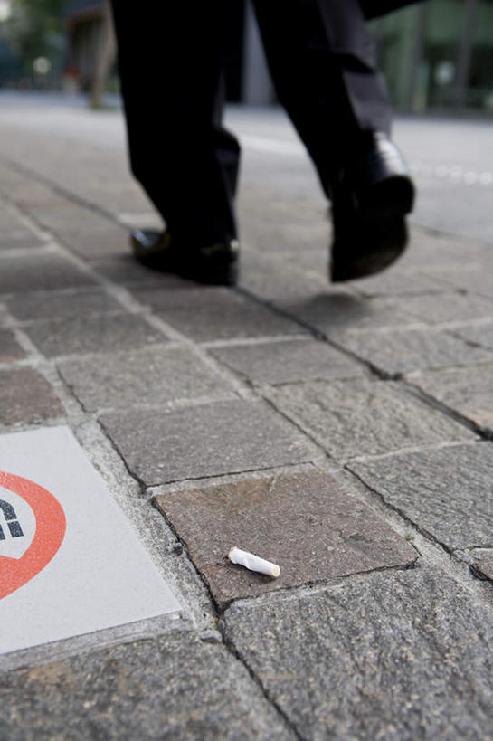 东方人,脚,一个人,商务人士,商务男性,走,竖图,俯视,室外,特写,白天,衬衫,道路,路,指示牌,公路,香烟,亚洲,仅一个男性,仅一个人,一排,许多,套装,朦胧,模糊,整齐,标志,方格,格子,文字,地面,交通,注视,黄种人,标识,排列,仅一个年轻男性,观察,看,烟,观看,烟头,察看,队列,关注,商务装,足,工薪阶层,男人,男性,年轻男性,亚洲人,白领,上班族,卷烟,烟草,纸烟,马路,步行,散步,走路,半身,彩图,高角度拍摄,衬衣