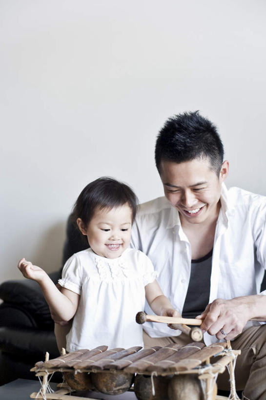 东方人,儿童,两个人,家庭,父亲,女儿,站,蹲,抱,竖图,室内,白天,正面,纯洁,沙发,亚洲,敲打,服装,木制,乐器,教育,注视,休闲装,黄种人,小孩,衣服,木制品,观察,看,站着,休闲,温暖,温馨,父女,一家人,休闲服,父爱,可爱,童年,童趣,讲解,服饰,抱着,观看,打击乐器,和睦,察看,木琴,搂着,关注,童真,烂漫,无邪,亲子活动,巴拉风,天真,男人,男性,年轻男性,女孩,亚洲人,孩子,年轻人,教授,蹲着,怀抱,搂,搂抱,相抱,拥抱,站立,半身,彩图,融洽,女生,皮沙发