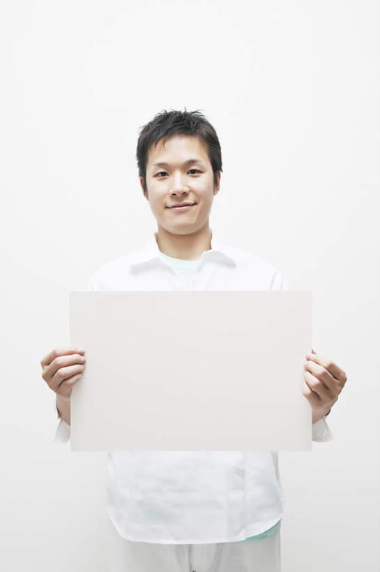 东方人,一个人,站,捧,竖图,室内,白天,白色背景,正面,衬衫,亚洲,双手,仅一个男性,仅一个人,握,服装,拿,拿着,注视,休闲装,黄种人,干净,仅一个年轻男性,衣服,白色,白纸,观察,看,站着,休闲,健康,休闲服,展示,握着,摄影,服饰,影棚,观看,纸板,察看,关注,男人,男性,年轻男性,亚洲人,端,端着,捧着,手捧,站立,半身,彩图,影棚拍摄,衬衣,拍摄