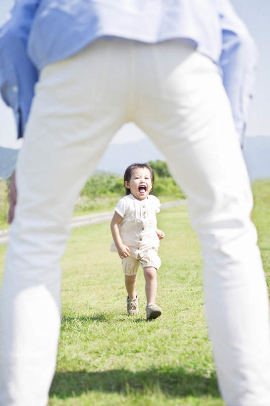 东方人,儿童,背部,两个人,家庭,父亲,女儿,站,抱,笑,大笑,竖图,室外,白天,正面,兴奋,纯洁,草地,草坪,树林,植物,亚洲,弯腰,阴影,服装,朦胧,模糊,光线,影子,注视,休闲装,黄种人,草,树,树木,小孩,衣服,绿色,阳光,自然,观察,看,站着,张嘴,休闲,温暖,温馨,父女,一家人,休闲服,父爱,可爱,童年,童趣,奔,服饰,生长,成长,抱着,观看,和睦,察看,搂着,关注,跑着,张大嘴巴,童真,烂漫,无邪,哈哈大笑,弯身,天真,男人,男性,年轻男性,女孩,亚洲人,孩子,年轻人,张开嘴,怀抱,搂,搂抱,相抱,拥抱,站立,半身,彩图,高兴,狂笑,融洽,女生