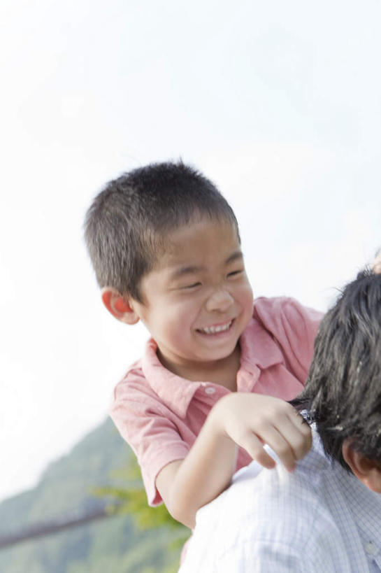 东方人,儿童,家庭,父亲,儿子,笑,微笑,露齿笑,竖图,室外,白天,仰视,纯洁,山,山脉,树林,植物,亚洲,阴影,服装,朦胧,模糊,光线,影子,山峰,山峦,注视,休闲装,黄种人,树,树木,小孩,衣服,蓝色,绿色,蓝天,天空,阳光,自然,群山,天,背着,观察,看,趴着,休闲,温暖,温馨,父子,一家人,休闲服,父爱,可爱,童年,童趣,服饰,生长,成长,观看,和睦,察看,关注,童真,烂漫,无邪,捉弄,天真,男孩,男人,男性,年轻男性,亚洲人,孩子,年轻人,趴,半身,彩图,低角度拍摄,融洽,男生