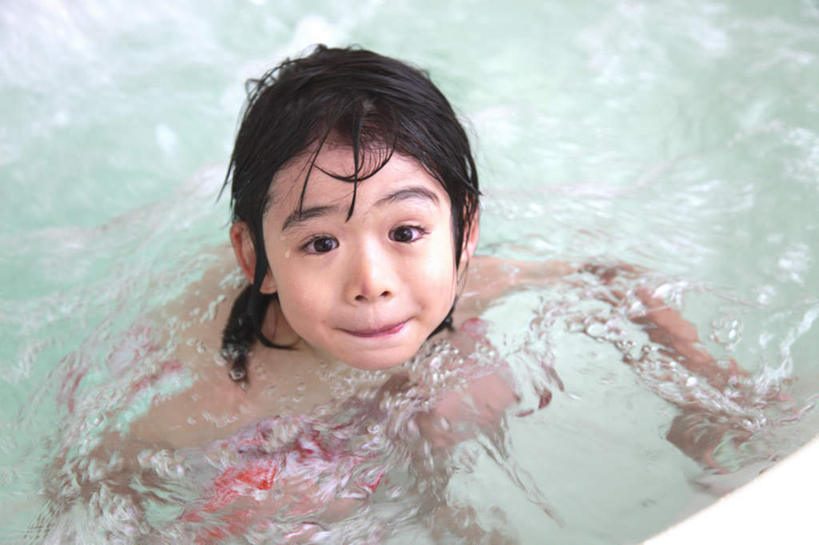 游泳,东方人,儿童,一个人,游泳池,坐,横图,俯视,室外,白天,纯洁,水,亚洲,仅一个女性,仅一个人,服装,漂浮,水池,水面,注视,休闲装,黄种人,泳池,裸露,小孩,衣服,水纹,观察,看,仅一个小孩,休闲,休闲服,可爱,童年,童趣,服饰,观看,察看,关注,童真,烂漫,无邪,波动,天真,女孩,女人,女性,亚洲人,孩子,抬头,仰头,坐着,半身,彩图,高角度拍摄,女生