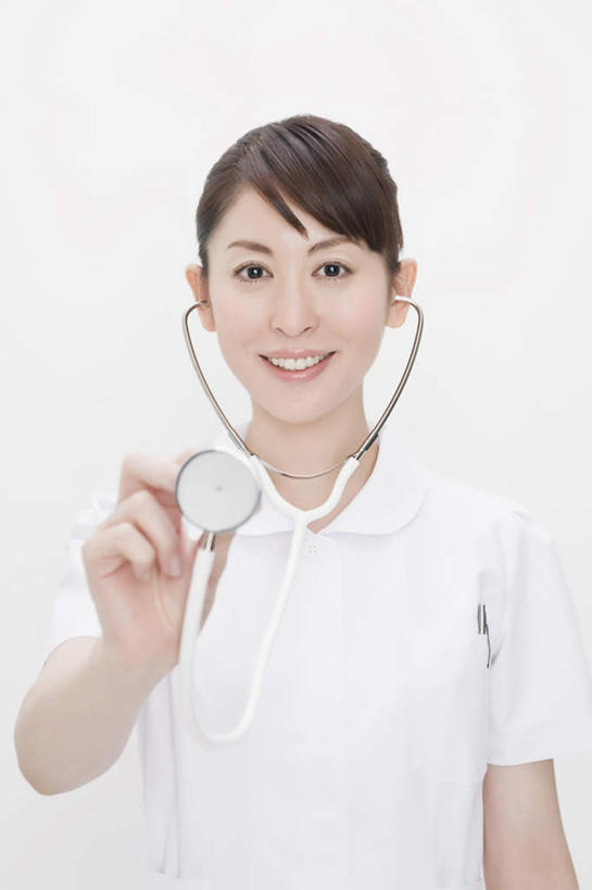 东方人,一个人,医生,站,笑,微笑,露齿笑,竖图,室内,白天,白色背景,正面,工作服,制服,亚洲,仅一个年轻女性,仅一个女性,仅一个人,握,拿,听,拿着,注视,黄种人,听诊器,观察,看,站着,医护人员,医疗人员,握着,摄影,影棚,观看,察看,医疗设备,倾听,白大褂,关注,工作制服,年轻女性,女人,女性,亚洲人,大夫,站立,半身,彩图,影棚拍摄,工作套服,拍摄