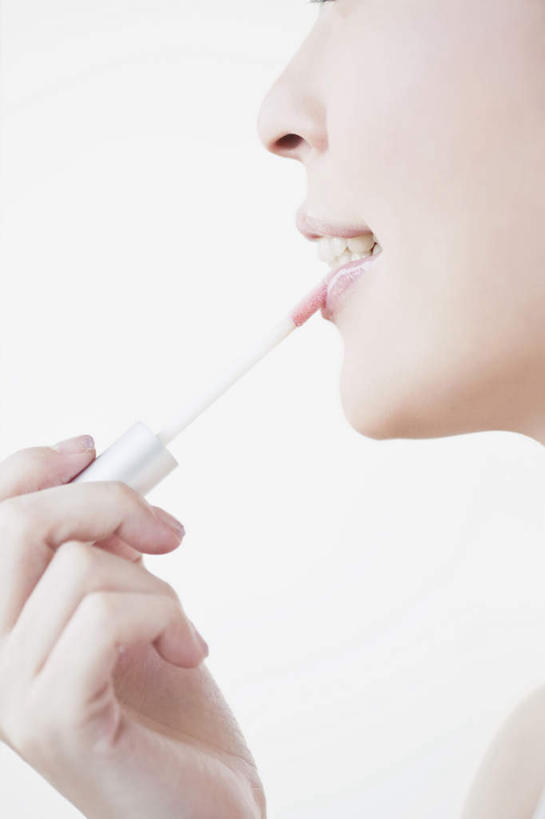 东方人,脸,头,脸颊,手,一个人,坐,竖图,室内,特写,白天,白色背景,侧面,化妆,美容,亚洲,仅一个年轻女性,仅一个女性,仅一个人,护肤,握,服装,朦胧,模糊,拿,拿着,休闲装,黄种人,唇刷,肩膀,衣服,粉色,唇彩,唇膏,化妆刷,刷子,保养,享受,休闲,手部,休闲服,放松,握着,保健,摄影,服饰,影棚,优雅,单手,美容工具,气质,涂色,养颜,彩妆刷,化妆工具,年轻女性,女人,女性,亚洲人,头部,脸部,脸蛋,面部,坐着,半身,彩图,影棚拍摄,拍摄