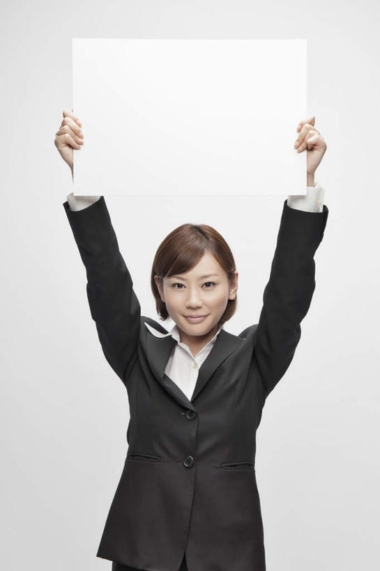 东方人,一个人,商务人士,商务女性,站,举,笑,微笑,露齿笑,竖图,室内,白天,白色背景,正面,亚洲,仅一个年轻女性,仅一个女性,仅一个人,握,套装,棕色,纸张,拿,拿着,注视,黄种人,白纸,观察,看,托,站着,握着,商务套装,摄影,影棚,观看,纸板,察看,关注,商务装,工薪阶层,年轻女性,女人,女性,亚洲人,白领,上班族,举起,举手,举着,向上举,向上伸,向上托,站立,半身,彩图,影棚拍摄,拍摄,短发