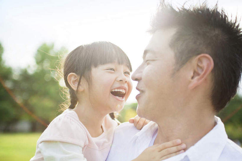 东方人,儿童,脸,头,脸颊,手,家庭,父亲,女儿,站,抱,笑,微笑,露齿笑,横图,室外,特写,白天,侧面,纯洁,草地,草坪,森林,树林,太阳,植物,亚洲,一排,阴影,服装,朦胧,模糊,整齐,光线,影子,注视,休闲装,黄种人,肩膀,草,树,树木,排列,小孩,衣服,蓝色,绿色,蓝天,天空,阳光,自然,天,观察,看,站着,休闲,温暖,温馨,父女,一家人,手部,休闲服,父爱,可爱,童年,童趣,服饰,生长,晴朗,成长,抱着,观看,亲人,单手,和睦,察看,搂着,队列,关注,童真,烂漫,无邪,万里无云,天真,男人,男性,年轻男性,女孩,亚洲人,孩子,年轻人,头部,脸部,脸蛋,面部,晴空,晴空万里,怀抱,搂,搂抱,相抱,拥抱,站立,半身,彩图,融洽,女生