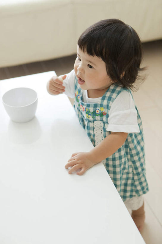 东方人,儿童,一个人,站,竖图,俯视,室内,白天,纯洁,餐桌,沙发,桌子,亚洲,仅一个女性,仅一个人,撑,阴影,服装,光线,影子,陶瓷,陶瓷制品,地面,注视,休闲装,黄种人,小孩,衣服,容器,碗,观察,看,站着,仅一个小孩,休闲,休闲服,可爱,童年,童趣,服饰,餐台,观看,储藏,童装,察看,撑着,储存,关注,布艺沙发,童真,烂漫,无邪,天真,女孩,女人,女性,亚洲人,孩子,站立,半身,彩图,高角度拍摄,贮存,女生