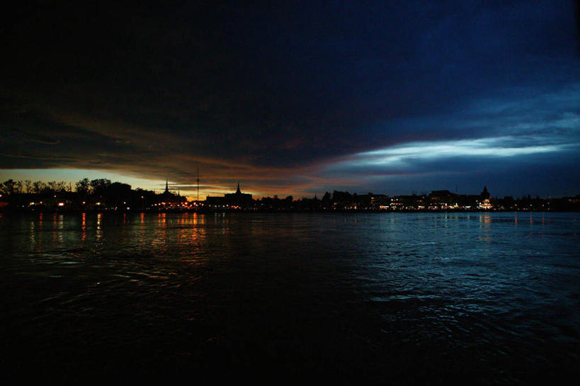 无人,家,横图,室外,夜晚,正面,旅游,度假,湖,湖泊,美景,水,城市风光,城市,建筑,柬埔寨,亚洲,许多,阴影,光线,影子,房屋,屋子,海岸线,湖面,景观,水流,水面,云,云朵,公寓,灯光,首都,云彩,娱乐,建设,洋房,楼房,住宅,倒影,天空,湖水,天,享受,休闲,景色,放松,东南亚,柬埔寨王国,洞里萨湖,金边市,彩图,房子,金边