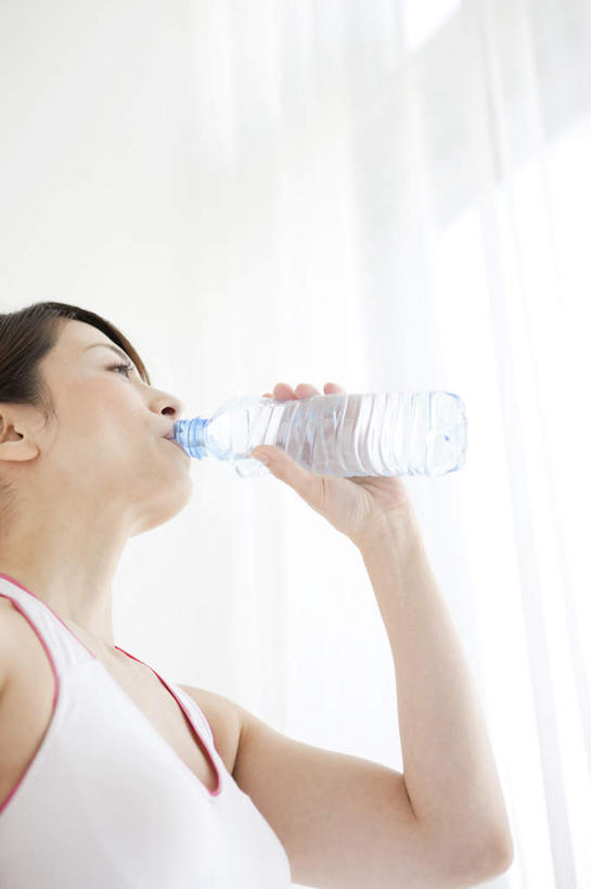 东方人,一个人,站,竖图,室内,白天,白色背景,正面,亚洲,仅一个年轻女性,仅一个女性,仅一个人,喝,背心,拿,拿着,黄种人,白色,瓶子,塑料制品,站着,塑料瓶,摄影,影棚,年轻女性,女人,女性,亚洲人,站立,半身,彩图,影棚拍摄,拍摄