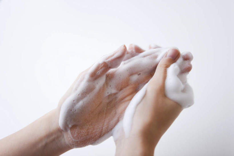 东方人,手,一个人,横图,俯视,室内,特写,白天,白色背景,亚洲,双手,仅一个男性,仅一个人,阴影,反射,泡沫,影子,黄种人,干净,洗手,仅一个年轻男性,白色,清洁,享受,健康,手部,放松,摄影,影棚,洗手液,卫生,男人,男性,年轻男性,亚洲人,半身,彩图,高角度拍摄,影棚拍摄,拍摄