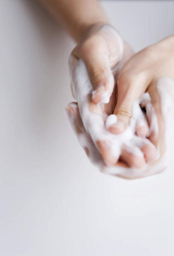 东方人,手,一个人,竖图,俯视,室内,特写,白天,白色背景,亚洲,双手,仅一个男性,仅一个人,阴影,反射,泡沫,影子,黄种人,干净,洗手,仅一个年轻男性,白色,清洁,享受,健康,手部,放松,摄影,影棚,洗手液,卫生,男人,男性,年轻男性,亚洲人,半身,彩图,高角度拍摄,影棚拍摄,拍摄