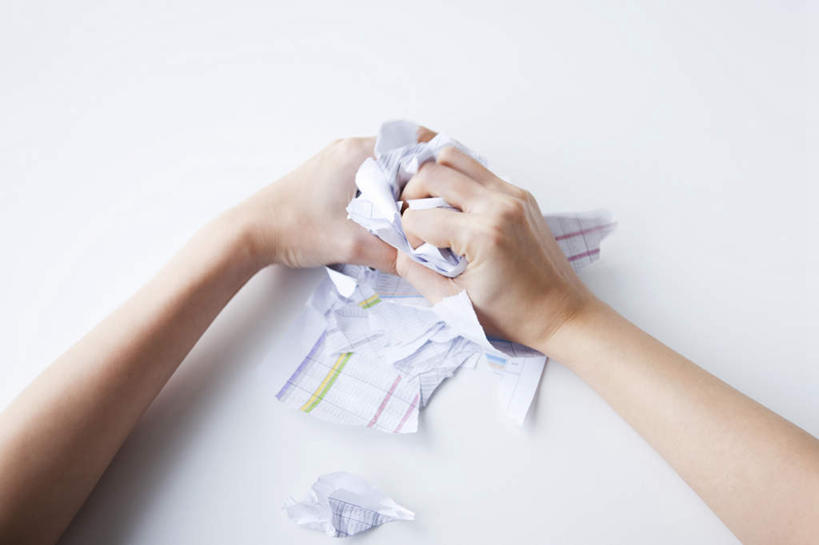 东方人,手,一个人,横图,俯视,室内,特写,白天,白色背景,桌面,亚洲,双手,仅一个年轻女性,仅一个女性,仅一个人,握,阴影,褶皱,反射,影子,纸,拿,拿着,黄种人,破坏,破损,手部,揉,握着,摄影,影棚,纸团,撕,扯,损坏,年轻女性,女人,女性,亚洲人,半身,彩图,高角度拍摄,影棚拍摄,拍摄