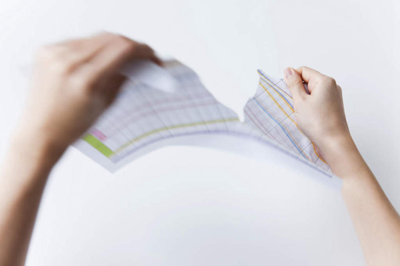 东方人,手,一个人,横图,俯视,室内,特写,白天,白色背景,桌面,亚洲,双手,仅一个年轻女性,仅一个女性,仅一个人,一张,握,阴影,朦胧,模糊,褶皱,光线,影子,纸,拿,拿着,黄种人,破坏,破损,阳光,手部,握着,摄影,影棚,撕,损坏,年轻女性,女人,女性,亚洲人,半身,彩图,高角度拍摄,影棚拍摄,拍摄