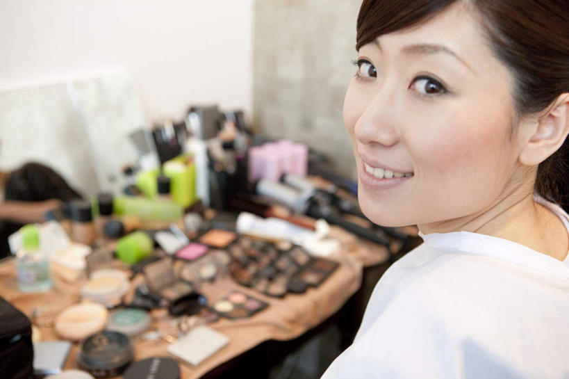 东方人,头发,一个人,坐,笑,微笑,露齿笑,横图,室内,白天,正面,化妆,美容,亚洲,仅一个年轻女性,仅一个女性,仅一个人,一堆,许多,护肤,堆叠,堆积,服装,美白,扭头,注视,休闲装,黄种人,衣服,白色,黑色,化妆品,观察,看,清洁,转头,保养,享受,休闲,休闲服,放松,去角质,保健,服饰,观看,保湿,堆,察看,滋润,护肤品,化妆间,关注,去死皮,舒缓,养颜,去污,控油,紧肤,嫩肤,祛痘,去痘,祛角质,抗衰,再生,增白,补水,祛斑,抗皱,防皱,除皱,去皱,年轻女性,女人,女性,亚洲人,坐着,半身,彩图