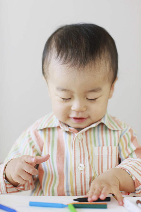 东方人,儿童,一个人,坐,笑,摸,微笑,露齿笑,竖图,室内,白天,正面,绘画,纯洁,桌子,亚洲,仅一个男性,仅一个人,一排,许多,抚摸,握,整齐,笔,纸,墙,办公用品,拿,拿着,注视,黄种人,书桌,墙壁,墙面,文具,排列,小孩,白色,课桌,学习用品,低头,嘟嘴,观察,看,仅一个小孩,撅嘴,可爱,童年,童趣,握着,观看,文具用品,察看,队列,关注,宝宝,水彩笔,童真,烂漫,无邪,天真,男孩,男人,男性,亚洲人,孩子,触摸,画画,接触,坐着,半身,彩图,男生