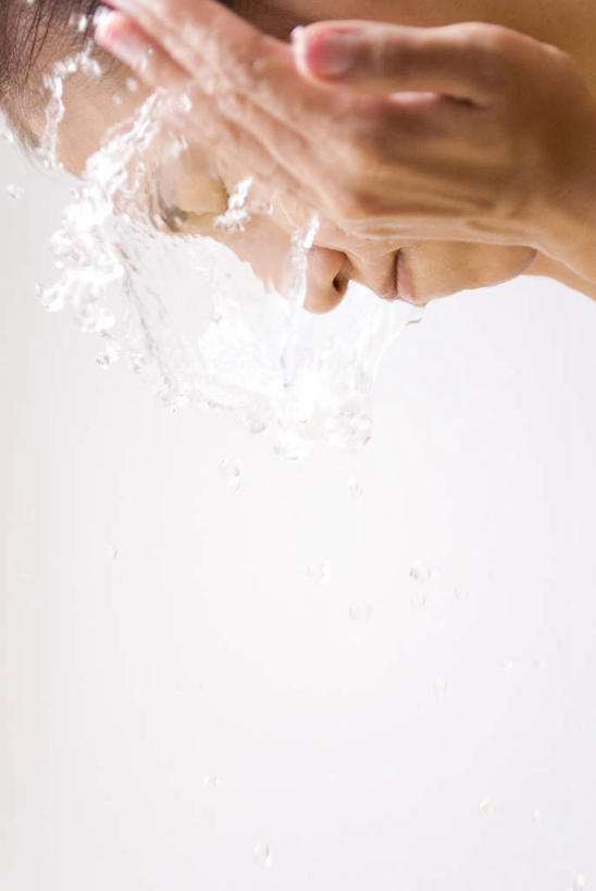 东方人,脸,头,脸颊,手,头发,一个人,闭眼,笑,摸,微笑,竖图,室内,特写,白天,白色背景,侧面,水,亚洲,仅一个年轻女性,仅一个女性,仅一个人,抚摸,飞溅,溅,液体,水滴,黄种人,干净,洗脸,水珠,黑色,清洁,享受,健康,手部,放松,保健,摄影,流动,影棚,卫生,喷洒,年轻女性,女人,女性,亚洲人,头部,脸部,脸蛋,面部,闭眼睛,闭着眼,闭着眼睛,触摸,接触,半身,彩图,影棚拍摄,拍摄