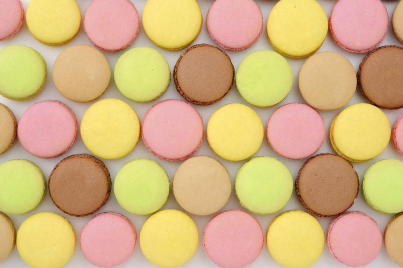 点心,无人,横图,俯视,室内,特写,白天,餐桌,桌面,桌子,一排,许多,整齐,食品,甜点,甜品,褐色,食物,糕点,排列,粉色,黄色,绿色,甜食,摄影,影棚,餐台,队列,马卡龙,玛卡龙,杏仁小圆饼,彩图,高角度拍摄,影棚拍摄,拍摄