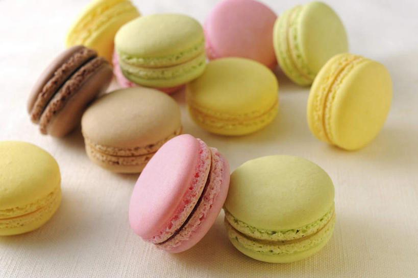 点心,无人,横图,俯视,室内,特写,白天,餐桌,桌面,桌子,一堆,许多,堆叠,堆积,食品,甜点,甜品,褐色,食物,糕点,粉色,黄色,绿色,甜食,摄影,影棚,餐台,堆,马卡龙,玛卡龙,杏仁小圆饼,彩图,高角度拍摄,影棚拍摄,拍摄