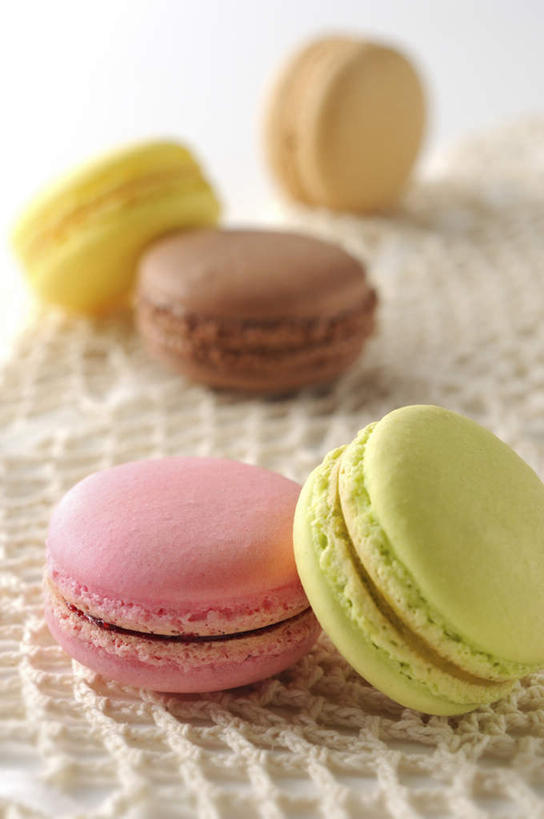 点心,无人,竖图,俯视,室内,特写,白天,餐桌,桌面,桌子,五个,许多,散落,食品,甜点,甜品,褐色,食物,糕点,粉色,黄色,绿色,甜食,摄影,影棚,餐台,马卡龙,玛卡龙,杏仁小圆饼,彩图,高角度拍摄,影棚拍摄,拍摄