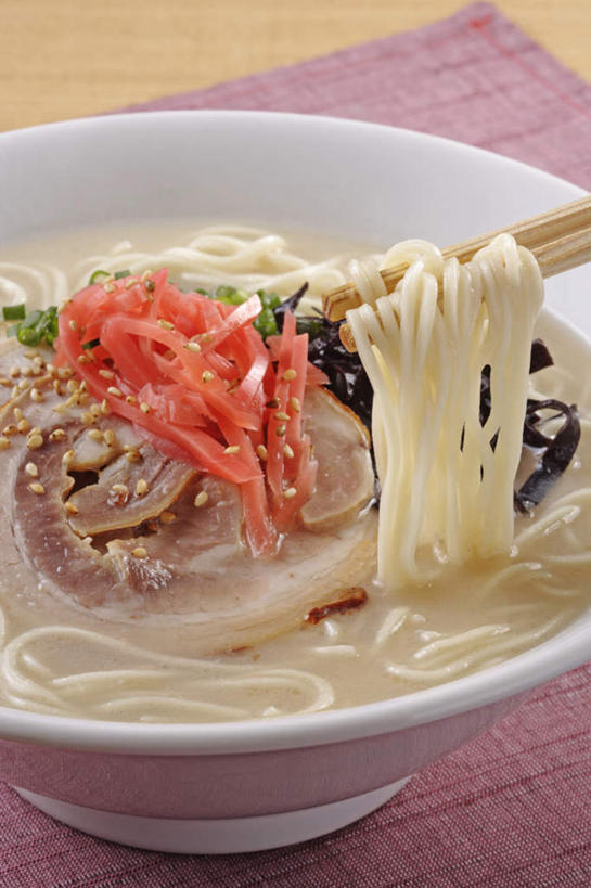 面食,面条,无人,竖图,俯视,室内,特写,白天,烹饪,餐桌,桌面,桌子,蔬菜,新鲜,面,汤,日本料理,料理,食品,拉面,菜肴,美食,食物,日式料理,日式,摄影,佳肴,有机食品,绿色食品,影棚,餐台,日本拉面,彩图,高角度拍摄,影棚拍摄,拍摄